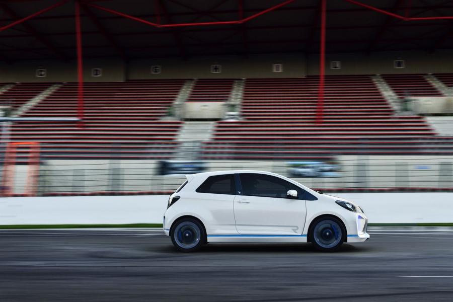  Toyota Yaris Hybrid-R Concept 2013 года  (фото 32 из 42)